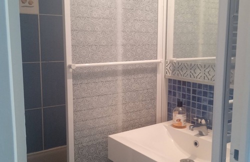 Thabor - Saint-Helier Cama Y Desayuno | Independent private room with private garden.
