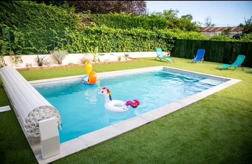 Tignieu-Jameyzieu Apartamento | Independent studio in villa with swimming pool