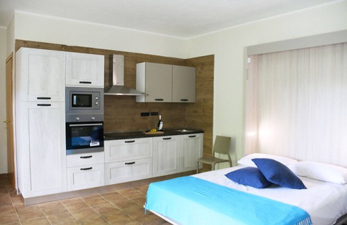 Aritzo Condominio | Apartamento independiente de piedra en una casa de vacaciones con jardín y barbacoa.