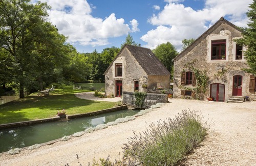 Thury Cabaña | Independiente Water Mill Cottage en Rix, Borgoña, en 14 acres de prados y agua