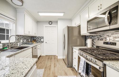 Town of Pines Casa | Indiana Dunes Home with Gas Grill 1 Mi to Beach!