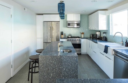 Crown Point Cabaña | Indigo By Avantstay Sleek & Charming Home 2 Blks From Bay w/ Hot Tub!