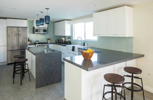 Crown Point Cabaña | Indigo By Avantstay Sleek & Charming Home 2 Blks From Bay w/ Hot Tub!