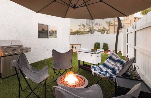 Crown Point Cabaña | Indigo By Avantstay Sleek & Charming Home 2 Blks From Bay w/ Hot Tub!