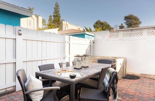Crown Point Cabaña | Indigo By Avantstay Sleek & Charming Home 2 Blks From Bay w/ Hot Tub!
