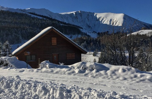 La Morte Chalet De Esquí | Individual rents large wooden cabin (80m2) with 4 bedrooms and large living room