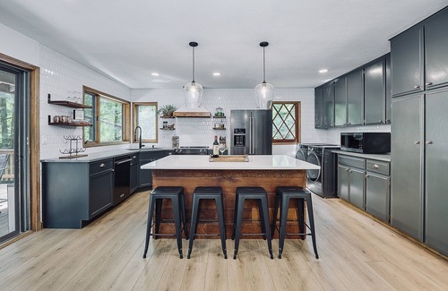 Brightwood Cabina | Indoor Pickleball - Pet Friendly, 2 Acres, HotTub!