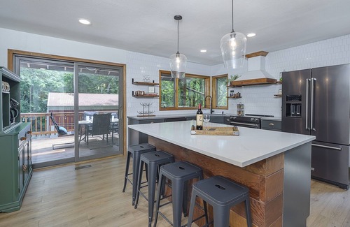 Brightwood Cabina | Indoor Pickleball - Pet Friendly, 2 Acres, HotTub!