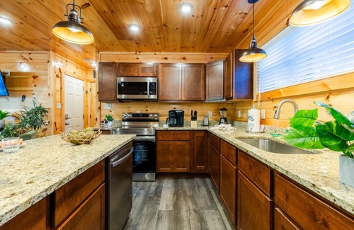 Gatlinburg - Pigeon Forge Cabina | Indoor Pool and Sweeping Views