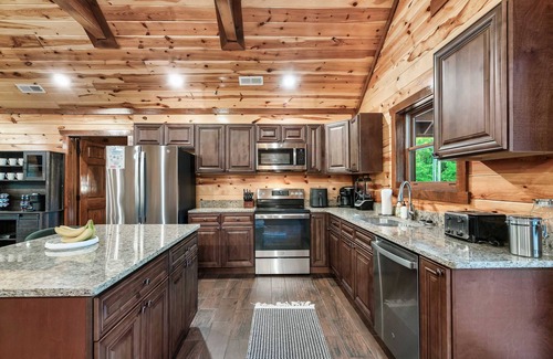 Caton Cabina | Indoor Pool - Epic Game Room - MiniGolf - 24 Guests - 8 Bedrooms