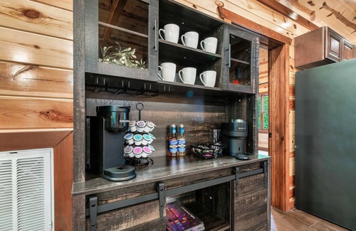 Caton Cabina | Indoor Pool - Epic Game Room - MiniGolf - 24 Guests - 8 Bedrooms