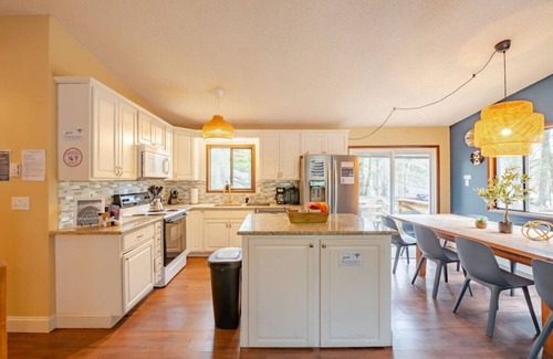 Wallenpaupauk Lake Estates Cabina | Indoor Pool, Firepit, BBQ, Gym, King Bed, Sauna, Lake Nearby, A/C, Amenities