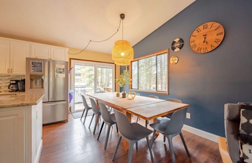 Wallenpaupauk Lake Estates Cabina | Indoor Pool, Firepit, BBQ, Gym, King Bed, Sauna, Lake Nearby, A/C, Amenities