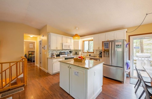 Wallenpaupauk Lake Estates Cabina | Indoor Pool, Firepit, BBQ, Gym, King Bed, Sauna, Lake Nearby, A/C, Amenities