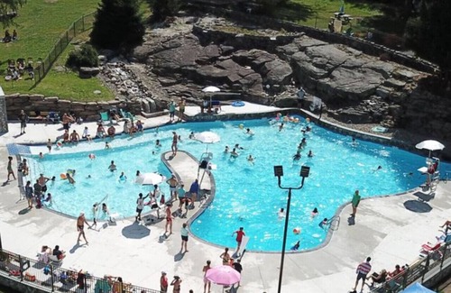 Wallenpaupauk Lake Estates Cabina | Indoor Pool, Firepit, BBQ, Gym, King Bed, Sauna, Lake Nearby, A/C, Amenities