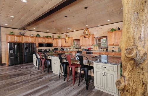 Sevierville Cabina | Indoor Pool & Home Theater! - Big Forest Retreat