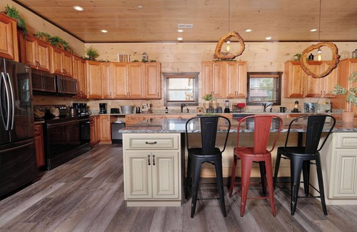Sevierville Cabina | Indoor Pool & Home Theater! - Big Forest Retreat