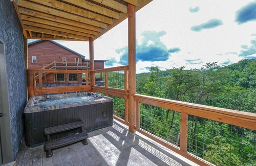 Sevierville Cabina | Indoor Pool & Home Theater! - Big Forest Retreat