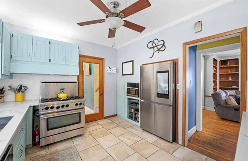 Ottawa Casa | Indoor pool, Hot Tub, Sauna, Sleeps 13, 4B4Ba, Walk to Downtown Ottawa & River