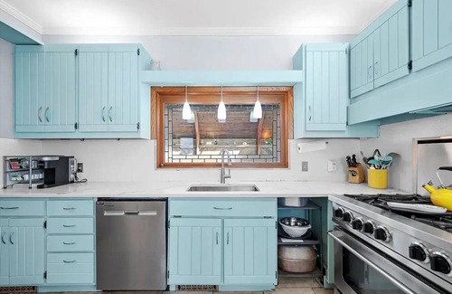 Ottawa Casa | Indoor pool, Hot Tub, Sauna, Sleeps 13, 4B4Ba, Walk to Downtown Ottawa & River