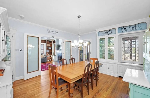Ottawa Casa | Indoor pool, Hot Tub, Sauna, Sleeps 13, 4B4Ba, Walk to Downtown Ottawa & River