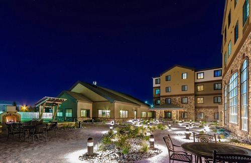 Grand Forks Condominio | Piscina cubierta y bañera de hidromasaje. Desayuno gratis. 15 minutos a pie de la Universidad de Dakota del Norte.