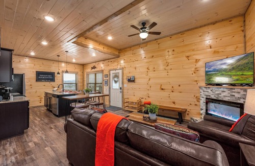 Sevierville Cabina | Indoor Pool | Hot Tub | Nerf Wars | Pet-friendly