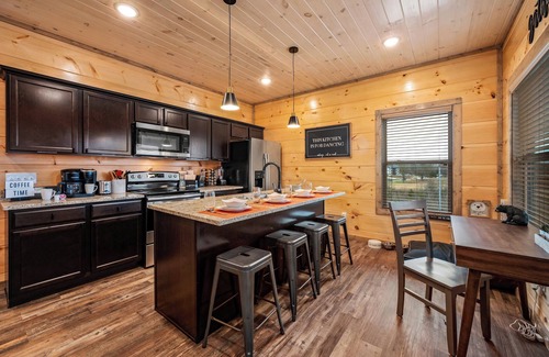 Sevierville Cabina | Indoor Pool | Hot Tub | Nerf Wars | Pet-friendly