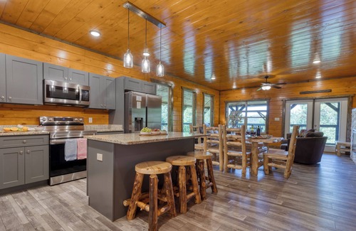 Wears Valley Cabina | Indoor Pool, Theater, Hot Tub & Mtn Views Near Dollywood | Crimson Crest