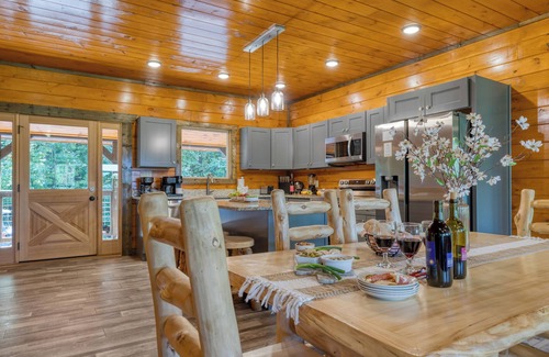Wears Valley Cabina | Indoor Pool, Theater, Hot Tub & Mtn Views Near Dollywood | Crimson Crest