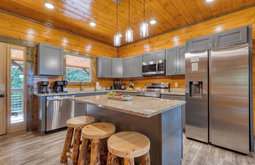 Wears Valley Cabina | Indoor Pool, Theater, Hot Tub & Mtn Views Near Dollywood | Crimson Crest