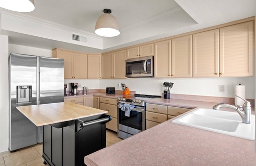 Copperwood Casa | Indoor Slide~Hidden Speakeasy-Hot tub-Sport Court