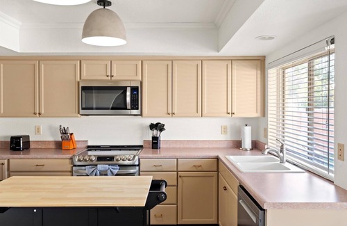 Copperwood Casa | Indoor Slide~Hidden Speakeasy-Hot tub-Sport Court