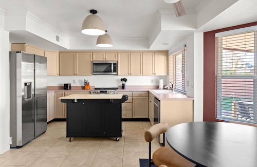 Copperwood Casa | Indoor Slide~Hidden Speakeasy-Hot tub-Sport Court