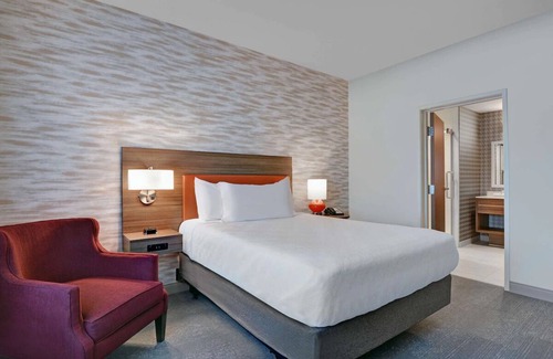 Upper Grand Lagoon Hotel | Indulge in Home Like Comfort! Pool, Kitchen, Free Breakfast, Near Panama Beach!