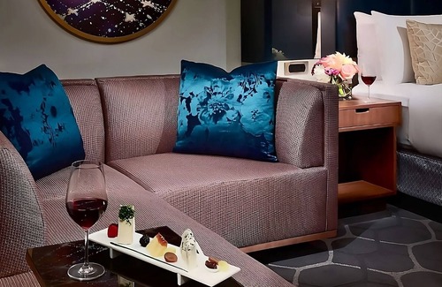 Uptown Hotel | Indulge in Home Like Comfort! Close to Contemporary Arts Museum Houston, w/ Pool