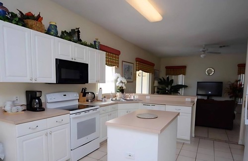 Cumbrian Lakes Casa | ¡Casa de 4 dormitorios con piscina privada de Disney Orlando con hermosa vista al agua, bañera de hidromasaje y terraza al aire libre!