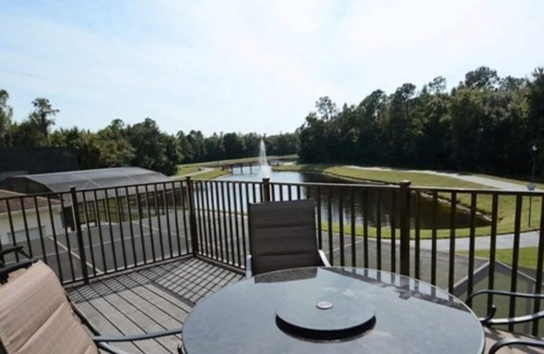 Cumbrian Lakes Casa | ¡Casa de 4 dormitorios con piscina privada de Disney Orlando con hermosa vista al agua, bañera de hidromasaje y terraza al aire libre!