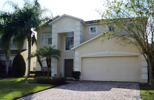 Cumbrian Lakes Casa | ¡Casa de 4 dormitorios con piscina privada de Disney Orlando con hermosa vista al agua, bañera de hidromasaje y terraza al aire libre!