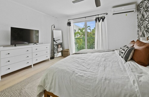 Victoria Park Casa | Indulge in Luxury and Channel Your Inner Mean Girl w/ the Regina George Suite Un