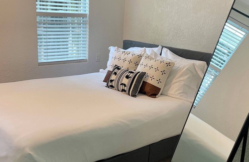 Victoria Park Casa | Indulge in Miranda Priestly Suite's Luxe at Las Olas Guesthouse Unit 7