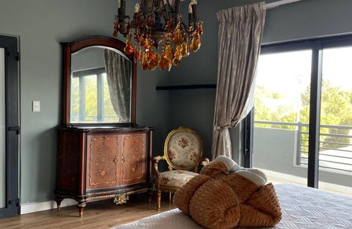 Milnerton Cama Y Desayuno | Indulge into our beautiful Sunset Vista villa, 5min away from the beach.