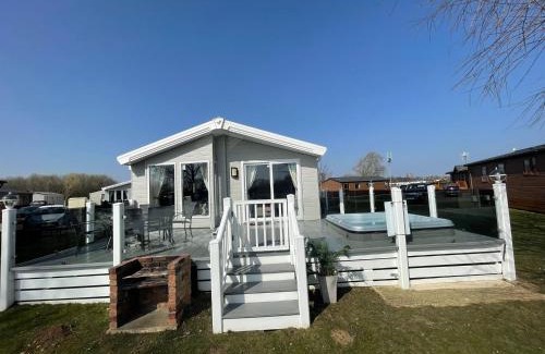 Tattershall Casa | Indulgence lakeside lodge i1 with hot tub, private fishing peg situated at Tattershall Lakes Country Park