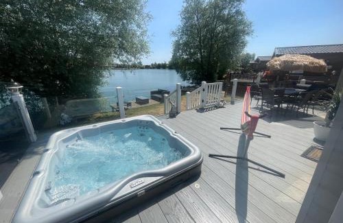 Tattershall Casa | Indulgence lakeside lodge i1 with hot tub, private fishing peg situated at Tattershall Lakes Country Park