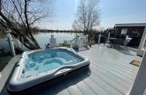 Tattershall Casa | Indulgence lakeside lodge i1 with hot tub, private fishing peg situated at Tattershall Lakes Country Park