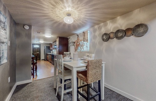 North Valley Casa | Industrial Calcutta, 4bd, 2 ba, gated parking