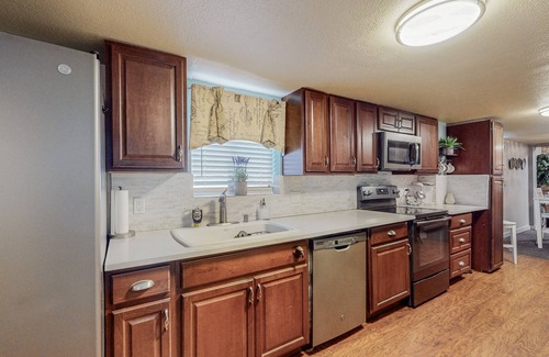 North Valley Casa | Industrial Calcutta, 4bd, 2 ba, gated parking