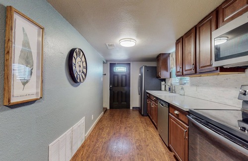 North Valley Casa | Industrial Calcutta, 4bd, 2 ba, gated parking