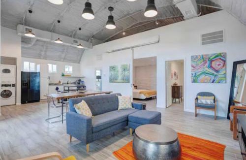 Greater Heights Casa | Industrial chic barndominium w/high ceilings
