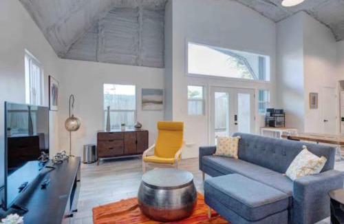 Greater Heights Casa | Industrial chic barndominium w/high ceilings